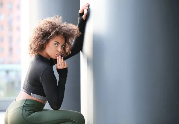 Mulher afro-americana bonita em sportswear — Fotografia de Stock