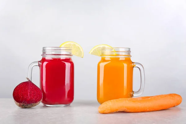 Einmachgläser mit verschiedenen frischen Gemüsesäften — Stockfoto