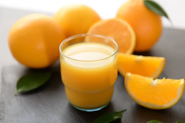 Склянка свіжого апельсинового соку — стокове фото