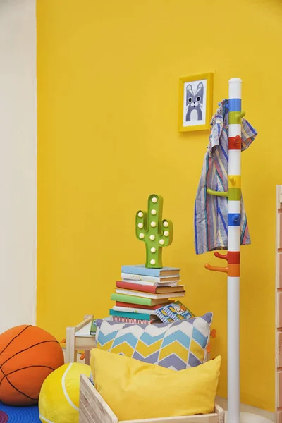 Детская комната с изображением животного на стене — стоковое фото