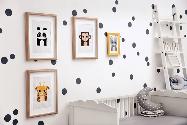Immagini di animali a parete nella cameretta del bambino — Foto Stock