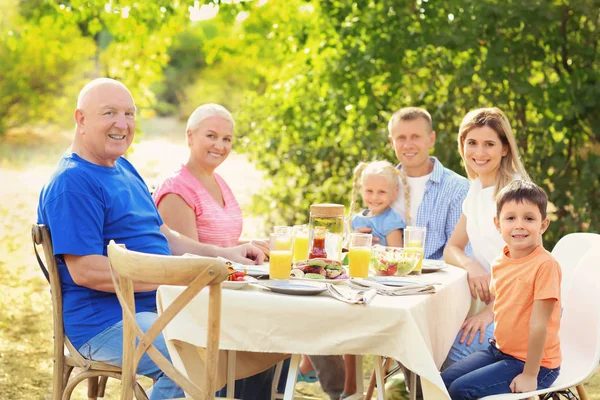 Familia feliz teniendo fiesta barbacoa al aire libre —  Fotos de Stock