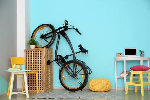 Bicicleta moderna en habitación acogedora —  Fotos de Stock