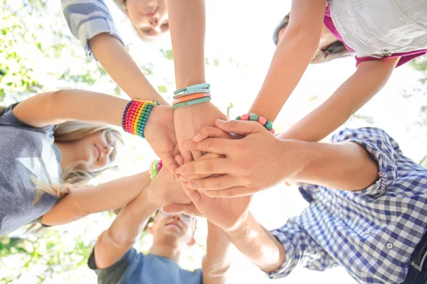 Teenagers holding hands outdoors — Stock Photo, Image