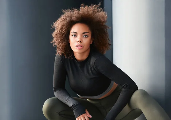 Bella donna afroamericana in abbigliamento sportivo — Foto Stock