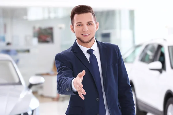 Car salesman in dealership — Stock Photo, Image