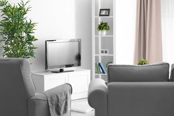 Televisore moderno acceso in soggiorno — Foto Stock