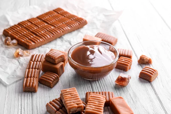 Tasty caramel candies and bowl — Stock Photo, Image