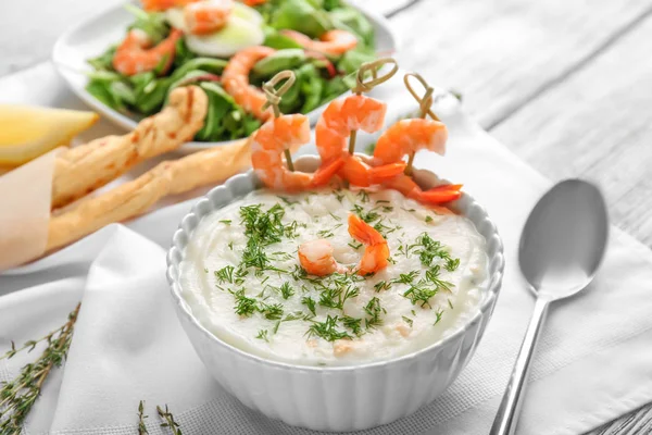 Tasty cream soup with fresh shrimps — Stock Photo, Image