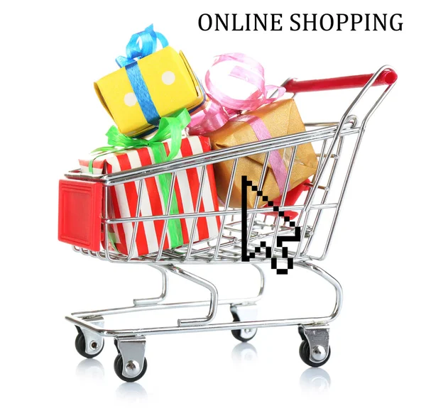 Cadeau dozen in winkelwagen op witte achtergrond. Internet shopping concept — Stockfoto