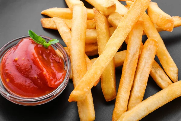 Assiette avec de délicieuses frites et sauce — Photo