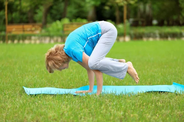 Mujer mayor haciendo yoga —  Fotos de Stock