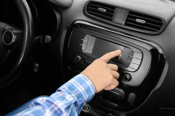 Man trimma radion i bilen — Stockfoto