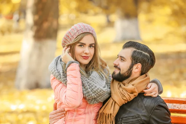 Joven pareja caminando en parque — Foto de Stock