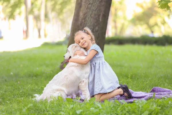 Nettes Kleines Mädchen Mit Hund Park — Stockfoto