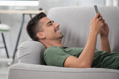 Akıllı telefonu olan genç bir adam. 