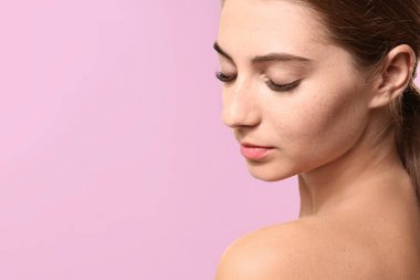 kadın kirpik uzantıları ile 