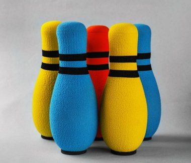 Açık renkli parlak bowling pimleri