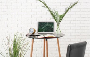 Küçük masa üstünde laptop ile rahat çalışma alanı