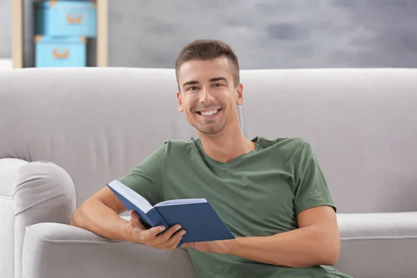 Joven leyendo libro — Foto de Stock