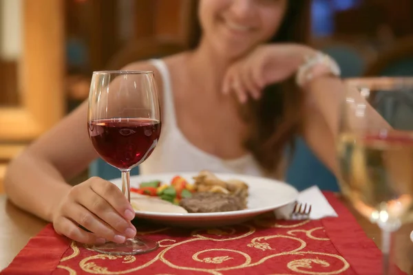 Mulher bebendo vinho tinto no restaurante — Fotografia de Stock