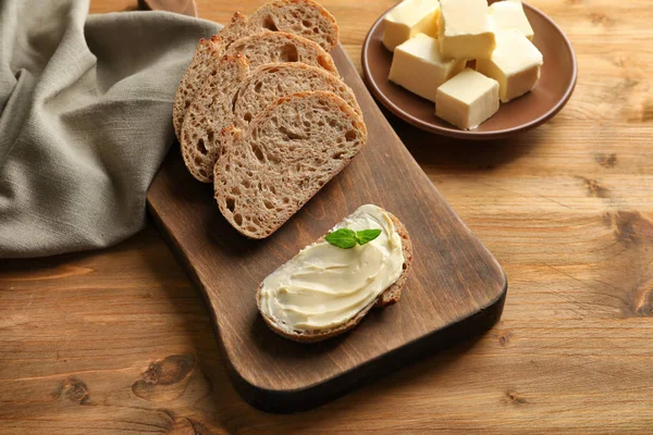 Composición con mantequilla y pan — Foto de Stock