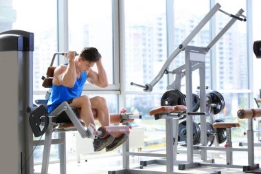 Spor salonunda eğitim kas genç adam