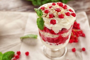 Yoğurt ve kartopu ile yulaf ezmesi tatlı çilek