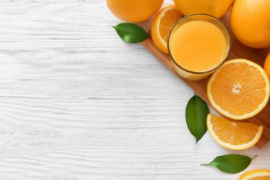 Bardak taze portakal suyu ile kompozisyon 