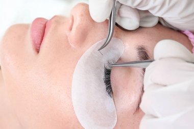 kirpik uzantıları geçiren kadın