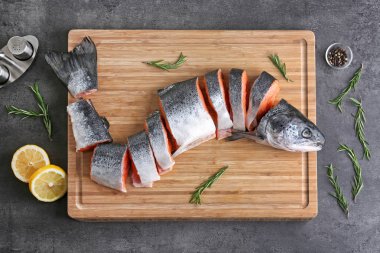 Kurulu kesilmiş taze somon ile 