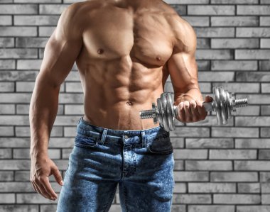 dumbbell ile genç adam