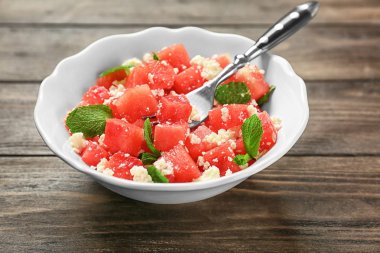 Lezzetli karpuz salata ile kase