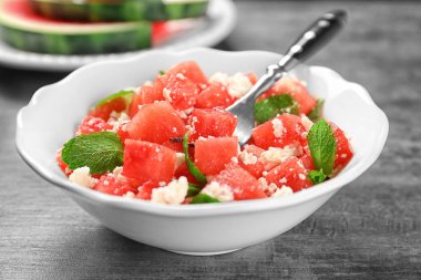 Lezzetli karpuz salata ile kase