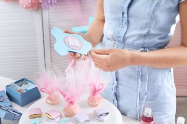 Bebek parti duş için teşekkür kartı tutan kadın