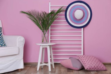 Şık odası iç tablo vazo içinde palmiye yaprakları ile