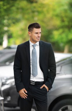 Çekici adam arabanın yakınında ayakta