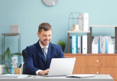 Dizüstü bilgisayar kullanan iş adamı