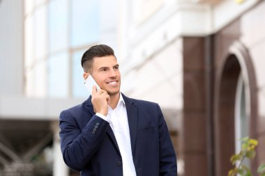 Resmi elbiseli çekici adam 