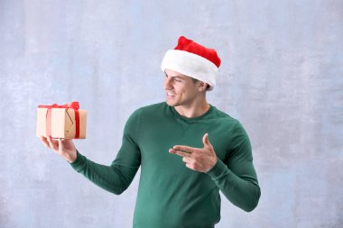 yakışıklı adam Noel şapka 