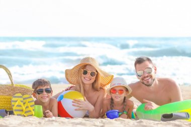 Tatil köyünde mutlu bir aile.