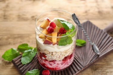 Yulaf ezmesi tatlı yoğurt, ahududu ve şeftali