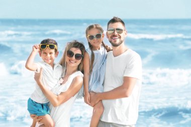 Tatil köyünde mutlu bir aile.