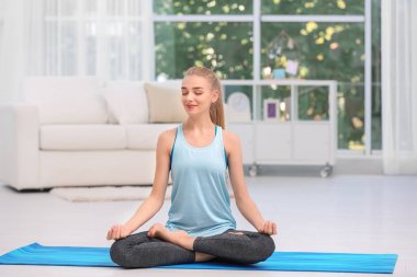 Genç kadın kapalı meditasyon spor giyim