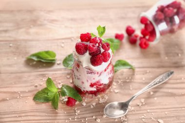 Yulaf ezmesi tatlı yoğurt ve cam ahududu