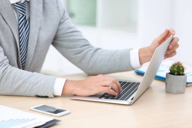 kendi dizüstü kullanarak iş adamı 