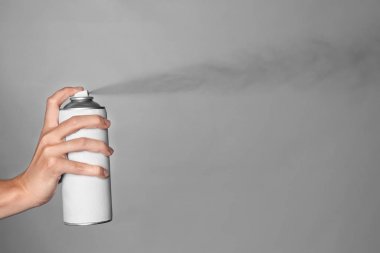 Gönderen gri arka plan üzerinde boya püskürtme kadın