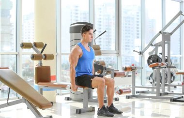 Spor salonunda eğitim kas genç adam