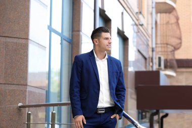 Resmi elbiseli çekici adam 