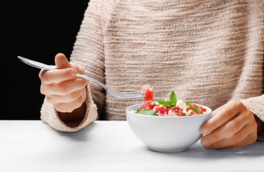 Genç kadın lezzetli karpuz salata yemek